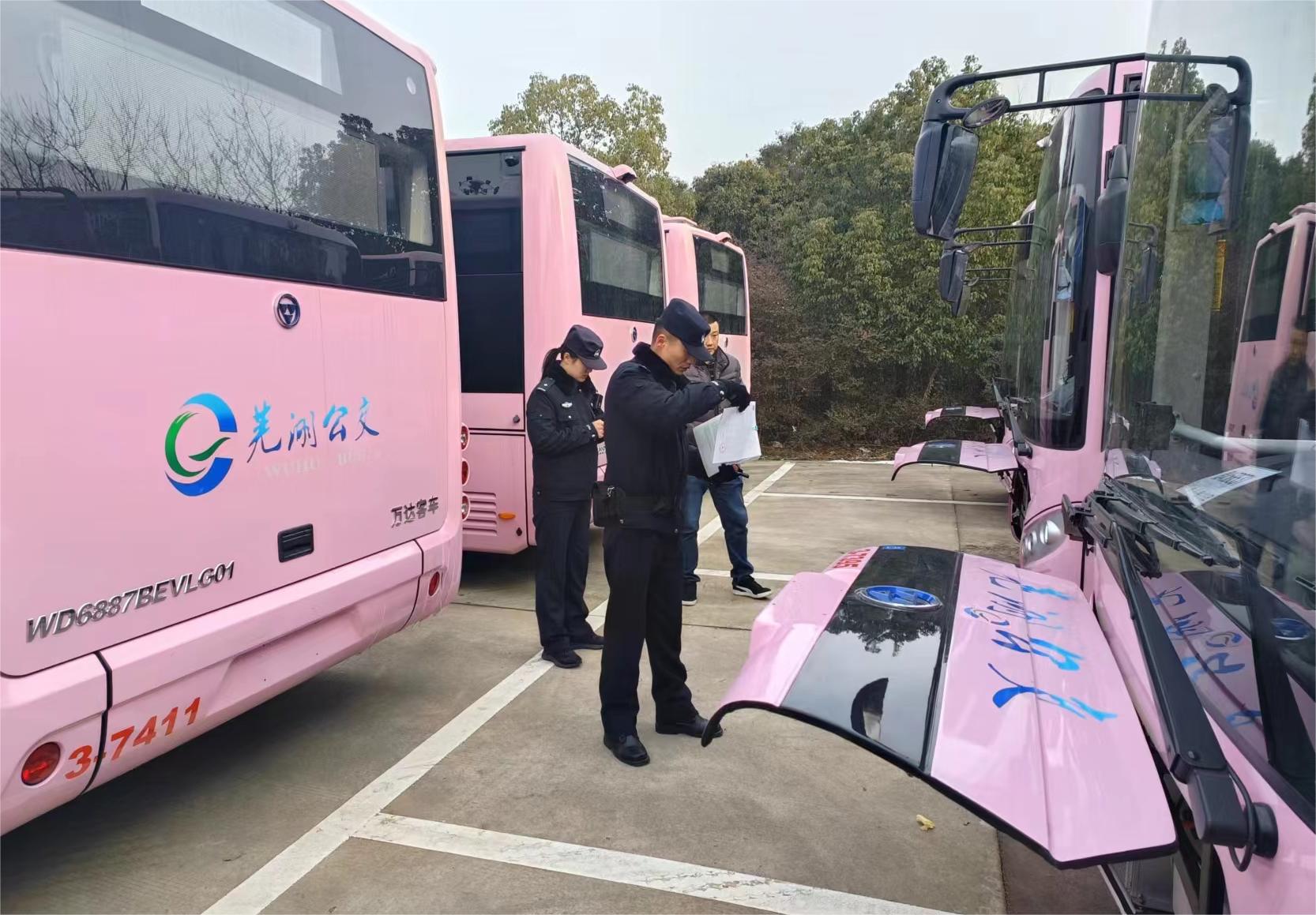 警企協(xié)作，共保公交新車(chē)上線(xiàn)服務(wù)